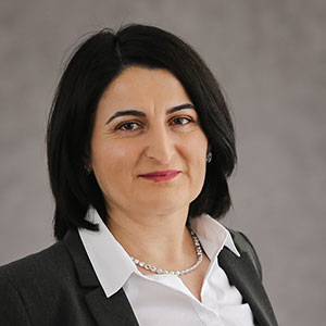 Frau Isik arbeitet in der Wertkontenverwaltung bei der DBZWK