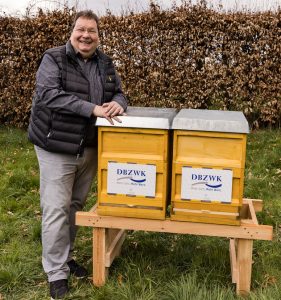 Harald Röder mit den neuen Bienenstöcken